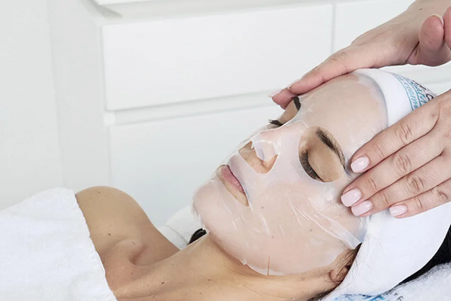 Maske im Rahmen einer Gesichtsbehandlung